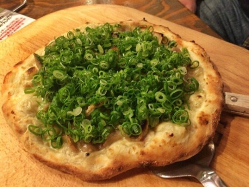 shoku-and-awe:ネギと塩ダレ豚のピザ // Green Onion &amp; Salted Pork PizzaUhhh… not exactly what I w