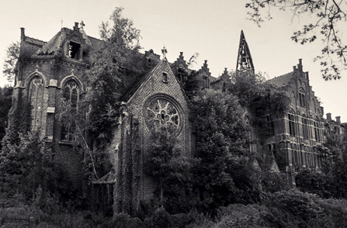 asylum-art:Lost Castle: Jan Stelon BehanceLocated in a park near the center of Lede, Belgium, the C