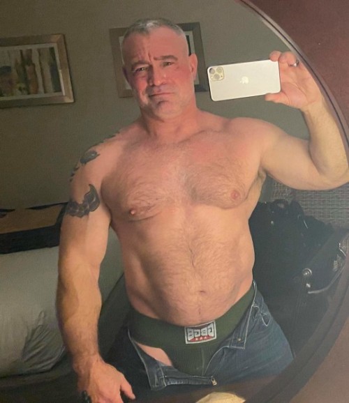 daddysboybottom:gomannie:daddy selfieShowing off for me, dad?