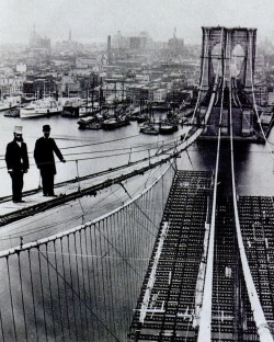 Brooklyn Bridge under construction, New York, 1914.