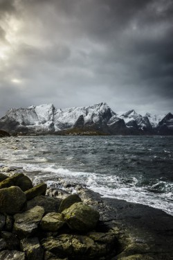 ominousraincloud:  Snowy mountains | By Gable Denims | Reine, Lofoten Islands, Norway 