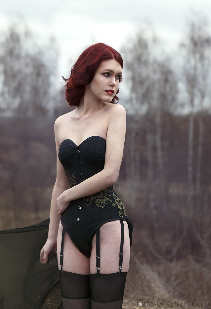 hourglass-silhouette:  Model: Natalia GorajCorset: Corsetry &amp; Romance Photo: