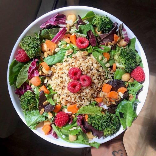 Rainbow #veggie bowl ⁣ Deets below⬇️⬇️⬇️⁣⁣ ⁣⁣cauliflower rice⁣ mixed greens⁣⁣ carrots⁣⁣ broccoli⁣⁣ ❤