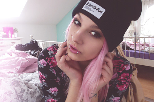 mylittlezombitch:batsarequiet:beanie by friendnfoeapparelWhy can’t I be this pretty?! Gosh!silly, yo