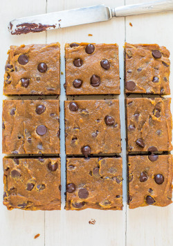 foodffs:  Soft Pumpkin Chocolate Chip Bars