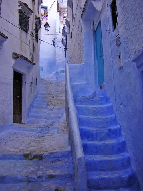 Blue steps in Chefchaouen, Morocco (by Jose Manuel).