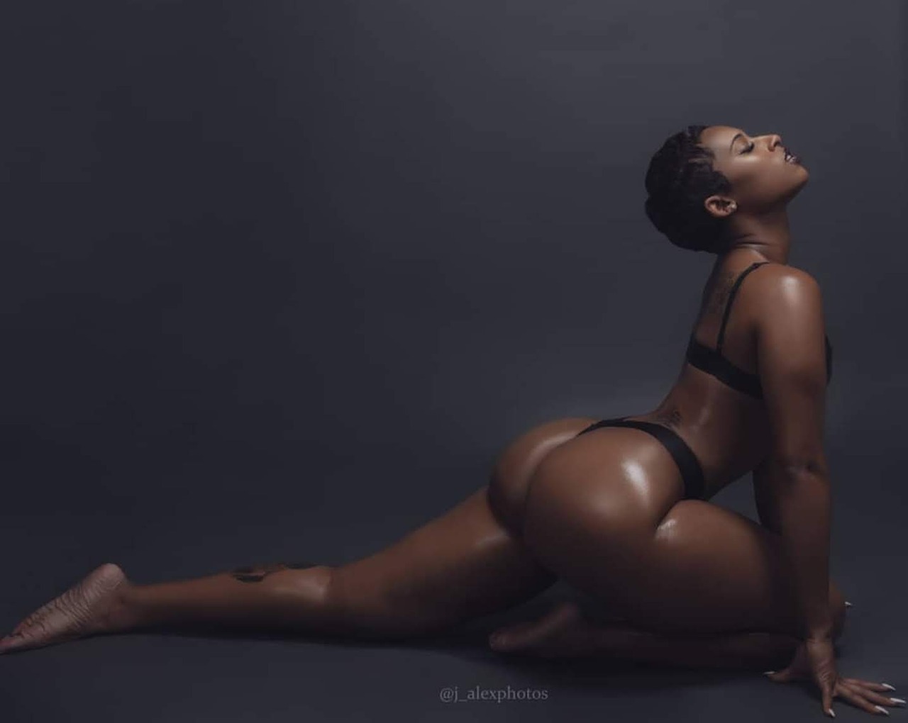 SHE&rsquo;S FUCKIN GORGEOUS AND THAT ASS IS AMAZING!