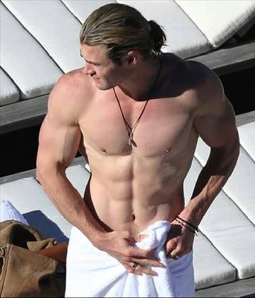 boytrappedinthcloset:  Chris Hemsworth truly is a God