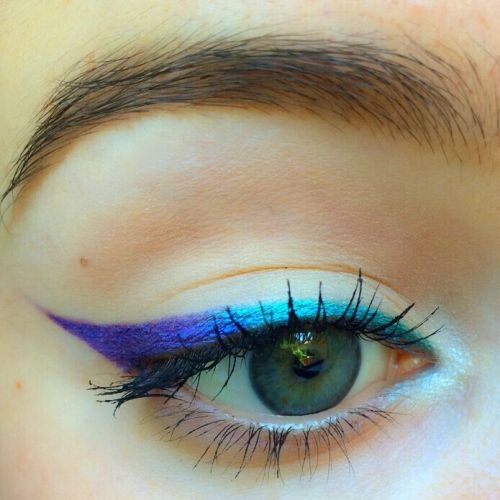 runningpastreturn: sixpenceee: These ombre eyeliners are too good.  Fuck