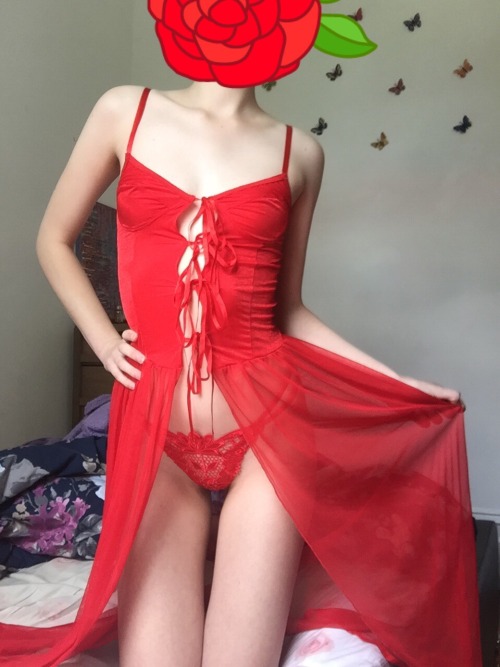 tyseagulls:  latex-doll:  Can’t believe how lucky I was to find this thrifting, new fave piece 😍❤️🍒🌹  babe!!!
