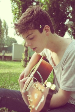 cuteguyscollectionblog:  Cute | Nature | Guitar | Daisy | Boy