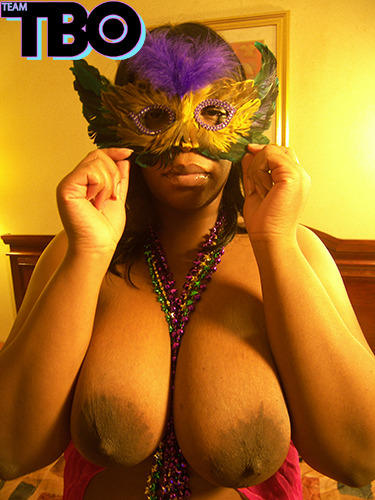 teamtbo: Happy Mardi Gras Mahogany shows us her boobs,  for some beads 