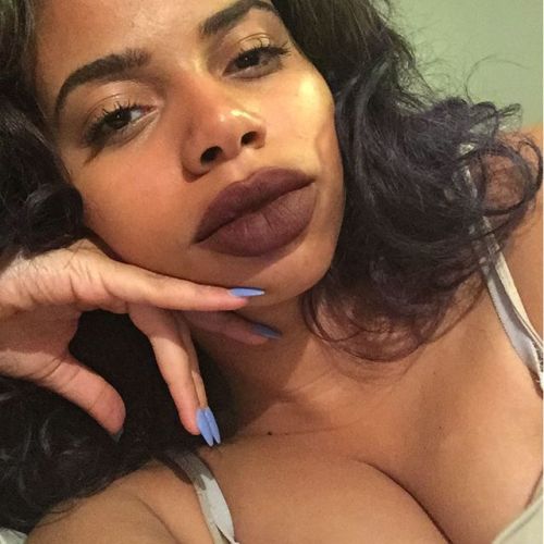 phatculos:  Thick Thighs + Big Lips =  PERFECTIONIG @dee.lanee