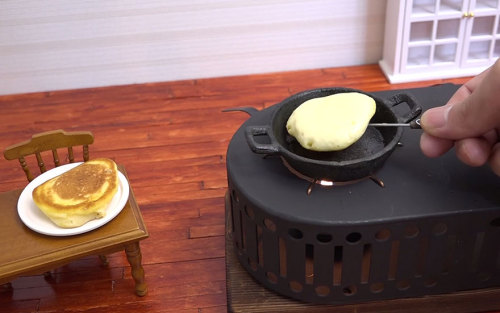 Sex Man Bakes Tiny Cake Using Tiny Tools In A pictures