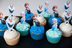 gastrogirl:  &lsquo;frozen&rsquo; cupcakes.