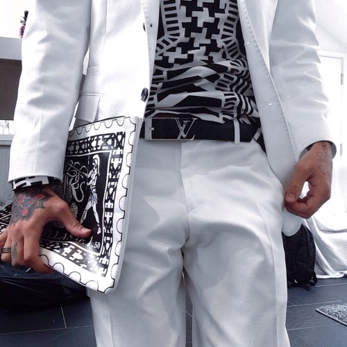 16o:  My outfit is killer today !