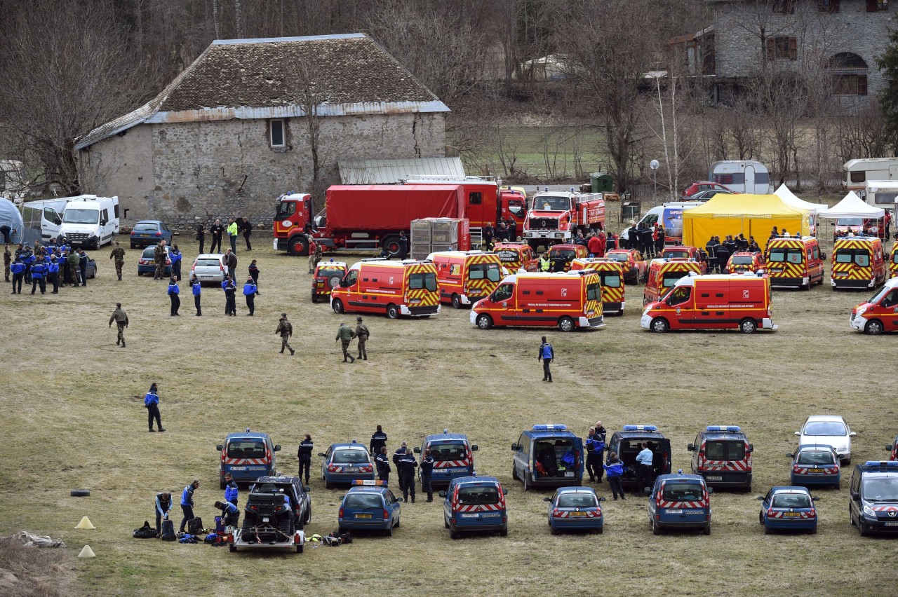 Accidente de un Airbus A320 en Los Alpes. El avión de la compañía Germanwings que se estrelló esta mañana de martes 24 de marzo 2015, con 142 pasajeros y 6 tripulantes, en Los Alpes franceses tras despegar de Barcelona en dirección a Dusseldorf “no...