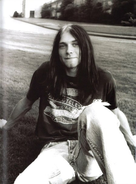 recordgrunge:  Kurt Cobain’s long hair appreciation.