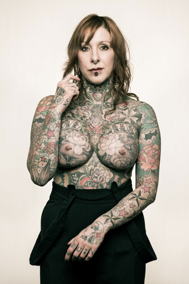 Extreme Tattoos und Piercings bei Frauen