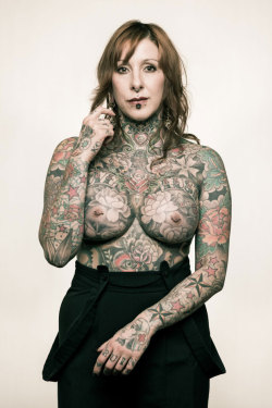 Extreme Tattoos und Piercings bei Frauen