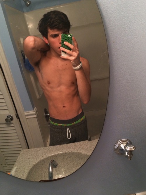 justconchh: I wish I actually had muscle??????