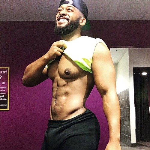 roheartlessro:  His nipples tho 😍😜