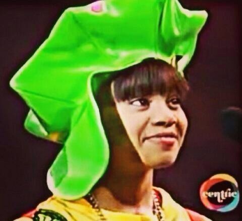 ilovelisalefteye: Early 90’s= big hats