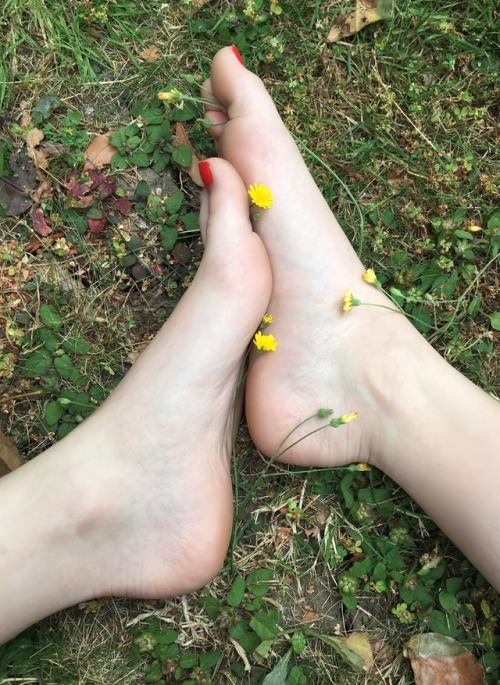 princessmiafeet: Help a girl out pleaseeee! I’m selling all sorts, message me for details and 