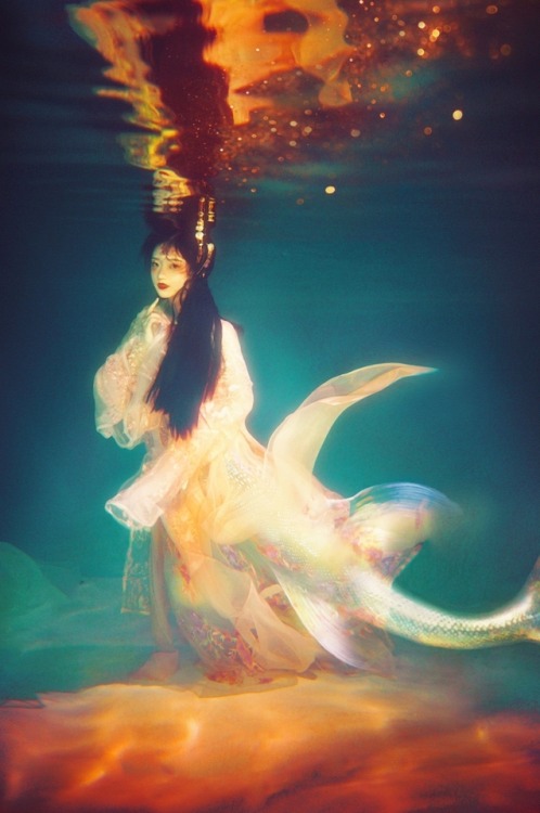 ziseviolet:『水魅』“以情为食，以水为狱。”Ethereal underwater mermaid photoshoot by Chinese photographe