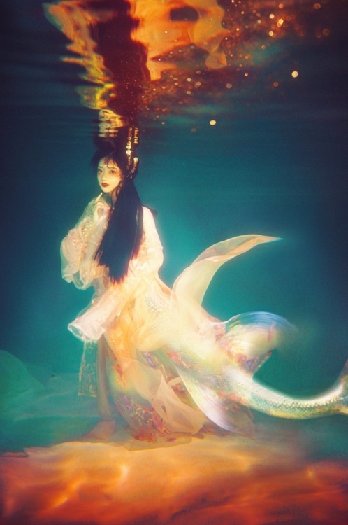 『水魅』“以情为食，以水为狱。”Ethereal underwater mermaid photoshoot by Chinese photographer 夏弃疾_. The model is we