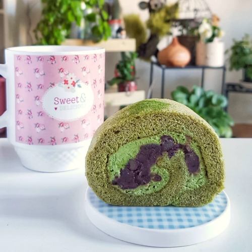 The matcha rollcakes from “Usagui” are amaaazing. #usaguicafe #matcharollcake #matcha 