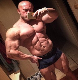 musclegodselfies:  Vojta Koritensky 