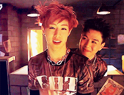 55kumamons-deactivated20180325:  Maknae having too much fun behind his hyung 