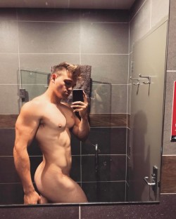 maxsmall:Here’s to my 1,100th post ✌️ And all the bathroom pics to come 😜💪🏽🍑 (at New Zealand)