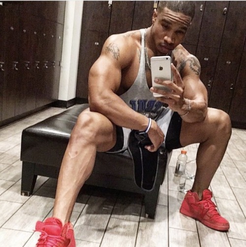 muscleforce2500:  Nothing beats a man with nice legs!!! Tired of seeing All these Johnny Bravo’s