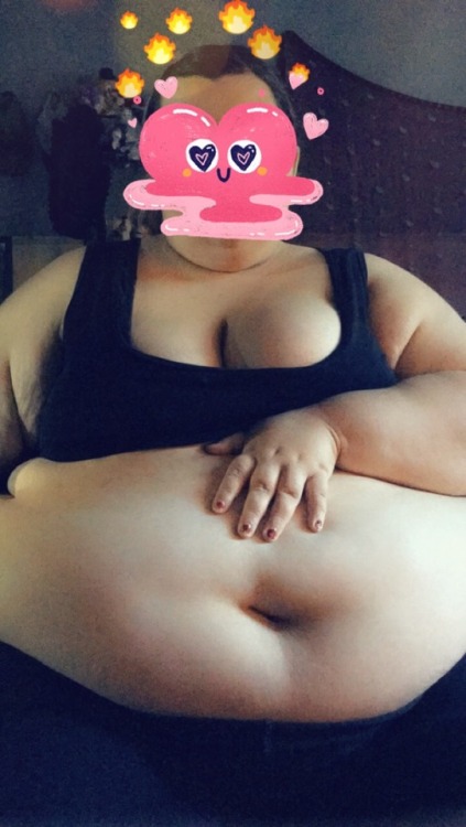 cute-fattie: do belly pictures ever get old? hah  wishlist message me about panties and custom content! 