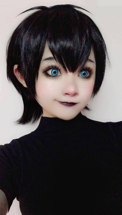 atomictiki:  cosplayandanimes:    Mavis Dracula  - Hotel Transylvania (Cosplay) source  Wow! 