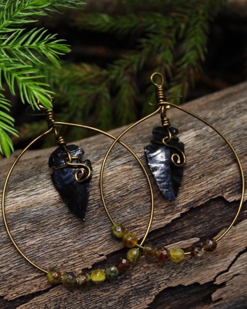 fernwehjewelry:.↞ ✥ ▻ WARRIOR HOOP EARRINGS ↞ ✥ ▻~Crafted with Obsidian Arrowheads, Fauceted Green F