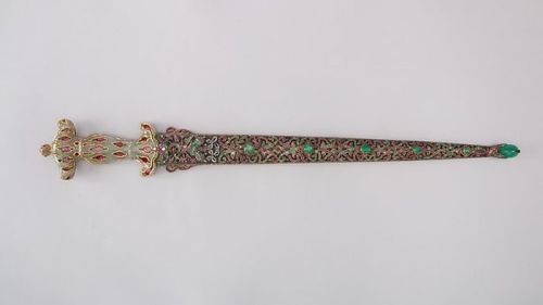 art-of-swords:Dagger with SheathDated: 19th centuryCulture: TurkishMedium: steel, jade, gold, emeral