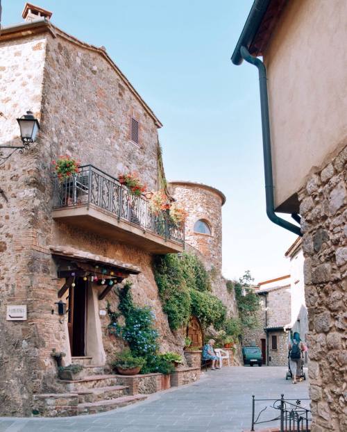 Quest'oggi ti portiamo in un piccolissimo borgo medievale arroccato su una montagna nella Costa degl