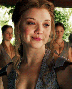arryns:valkyras-blog:queens + season 4 + smiling#wow each of these gifs is actually really indicativ