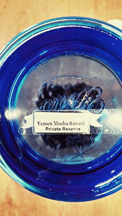 【Yemen Mocha Sanani - Private Reserve】相較於前幾年拿到的葉門，這支在原豆的嗅聞上更符合大眾對日曬豆的想像，果香豐富甜美，但葉門該有的香料風格並不因此而淡薄。磨開之
