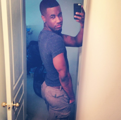 diorminaj:  theluckeystar:A Phat Ass In Khaki Pants…  Nice cakes