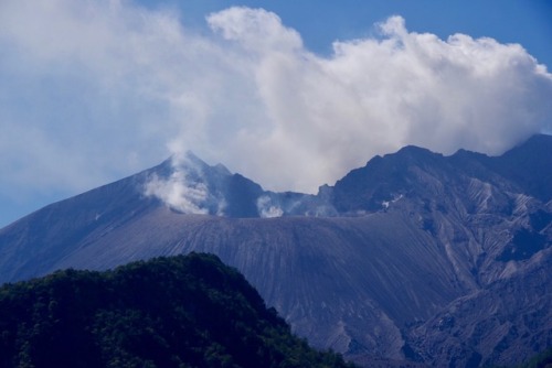 nao-san-no-kagoshima-love:黒神町にある火山展望台からの桜島噴火口の方は今のところ静かです。