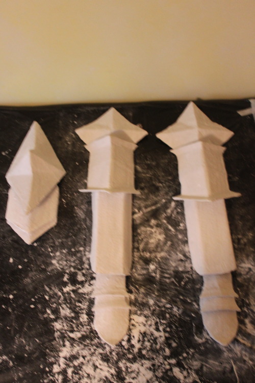 Some WIP shots of my Lady Hawke cosplayyyy! Much love to my brother who gave me the idea of cosplayi