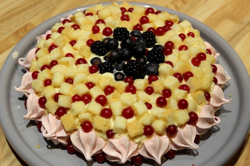 the-fairy-cream: Mimosa cake with mixed berries and meringues.The “Mimosa” is a typ