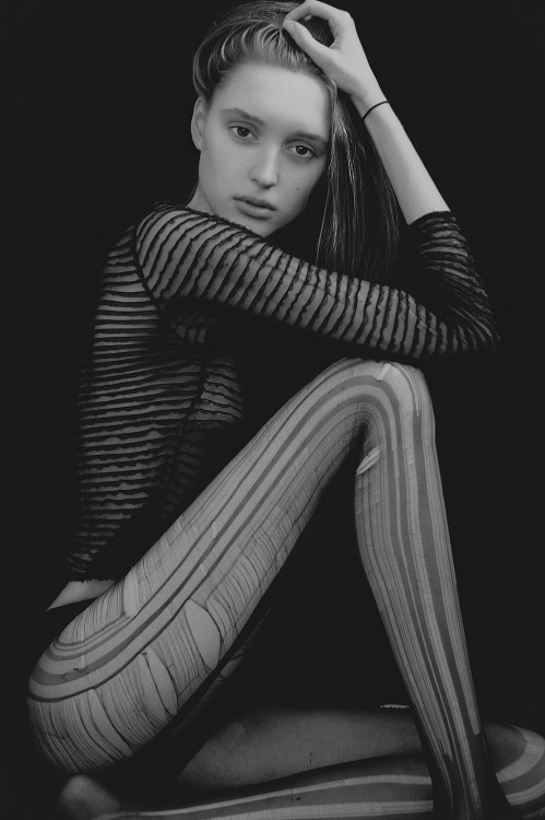 Striking looking women, and some hardcore porn images!
