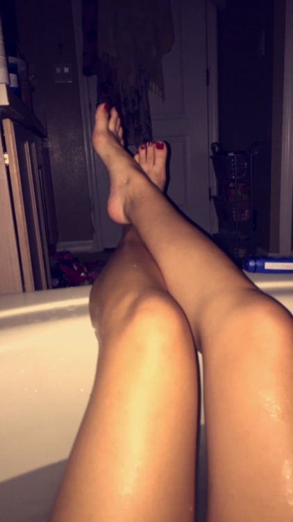 tiny-twinkle-toes:  Bath time toes 👣🌊☁️🍒❤️