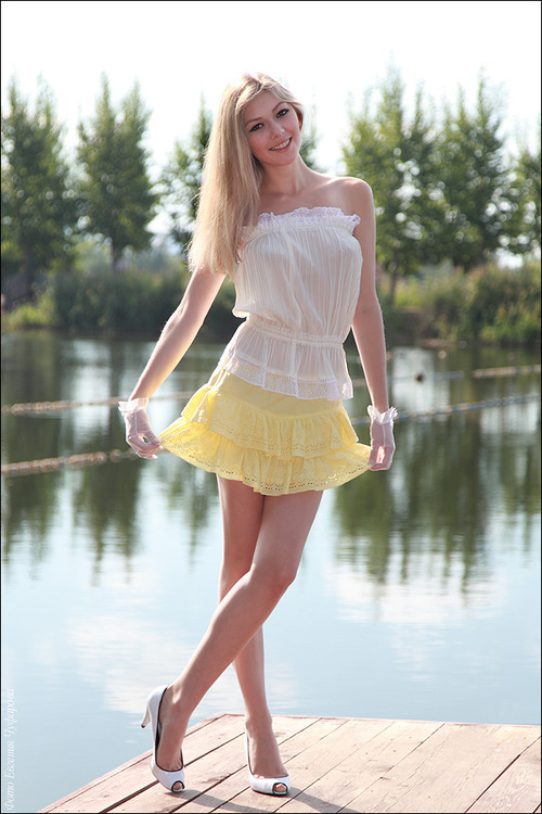 suki2links:  sexy-in-mini: Miniskirt  I ❤️ her cute mini skirt and high heels,