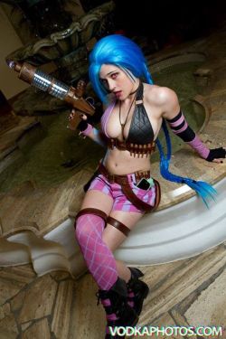 league-of-legends-sexy-girls:  Jinx Cosplay